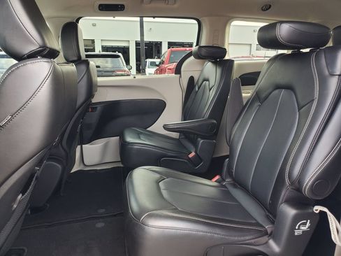 Used 2024 Chrysler Pacifica Touring-L FWD image 24