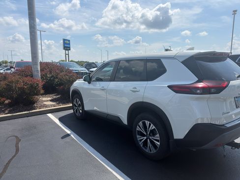 Used 2023 Nissan Rogue SV FWD image 3