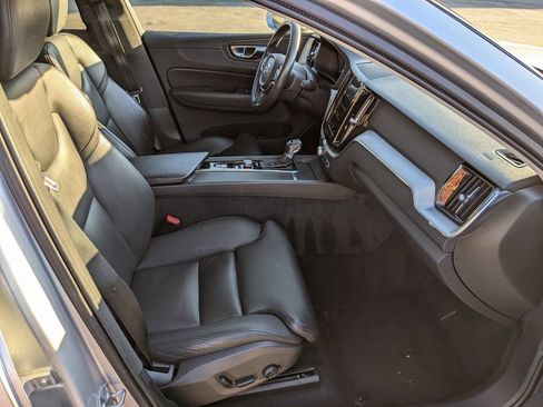 Used 2019 Volvo XC60 T5 Momentum w/ Premium Package image 22