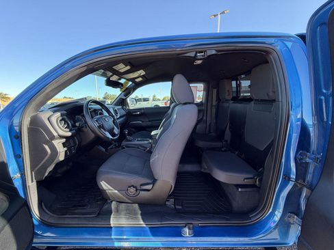 Used 2016 Toyota Tacoma TRD Sport image 21