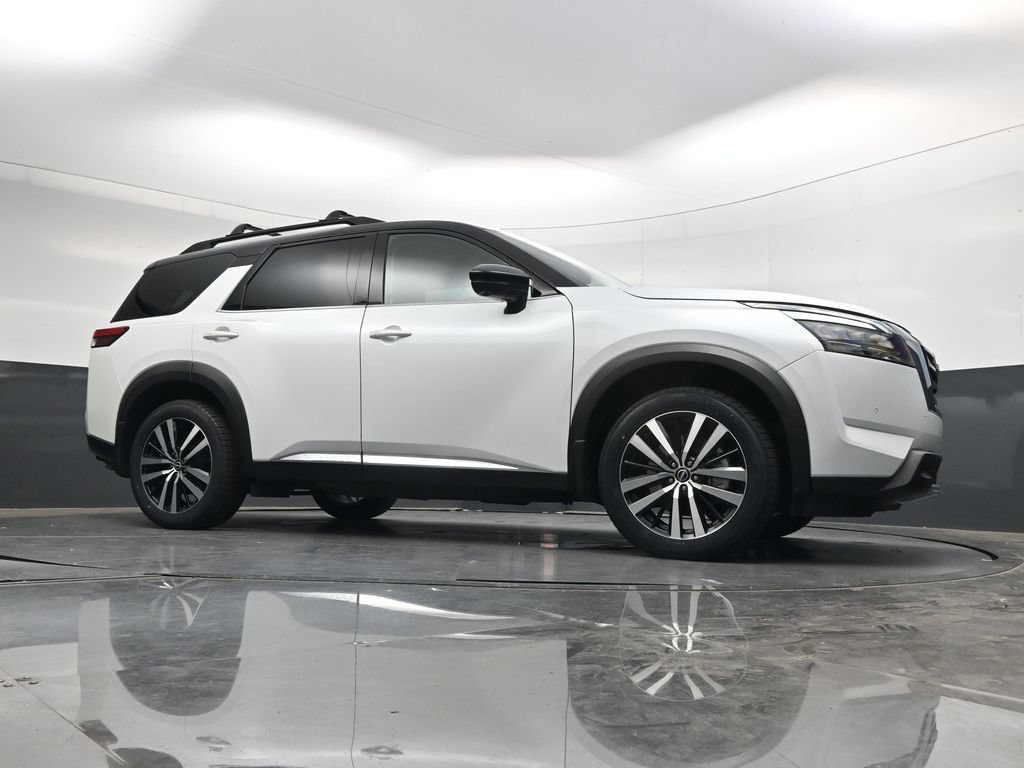 Used 2025 Nissan Pathfinder Platinum FWD image 40