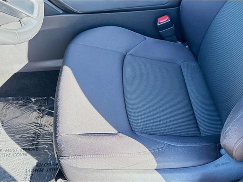 Used 2022 Toyota Venza LE AWD/4WD image 16