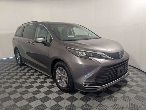 Certified 2024 Toyota Sienna XLE FWD image 3