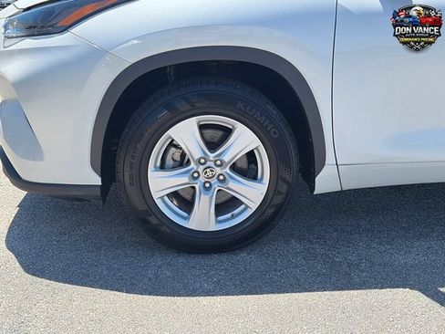 Used 2024 Toyota Highlander LE FWD image 25