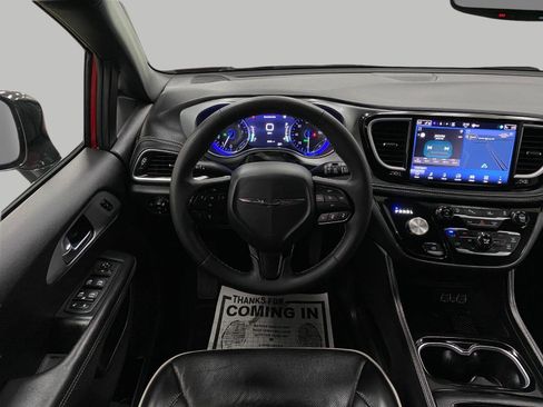 Used 2025 Chrysler Pacifica Limited FWD image 14