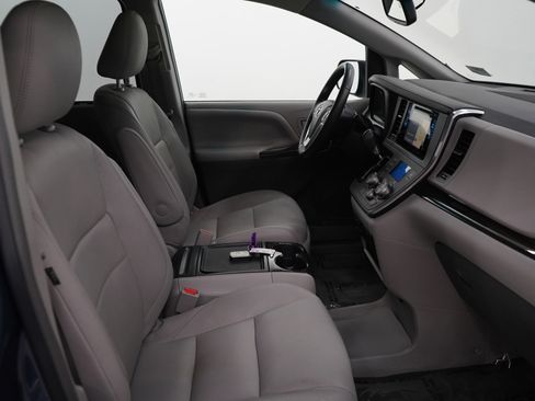 Used 2017 Toyota Sienna XLE w/ XLE Navigation Package image 11