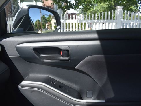 Used 2025 Toyota Highlander LE FWD image 19