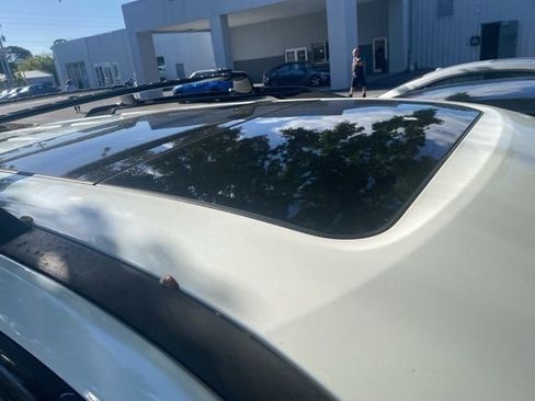 Used 2022 Nissan Pathfinder SV w/ SV Premium Package image 4