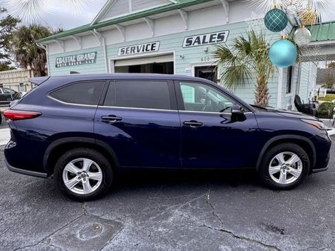 Used 2022 Toyota Highlander LE image 2