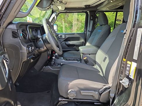 Used 2025 Jeep Wrangler Unlimited Rubicon 4xe w/ Safety Group AWD/4WD image 13
