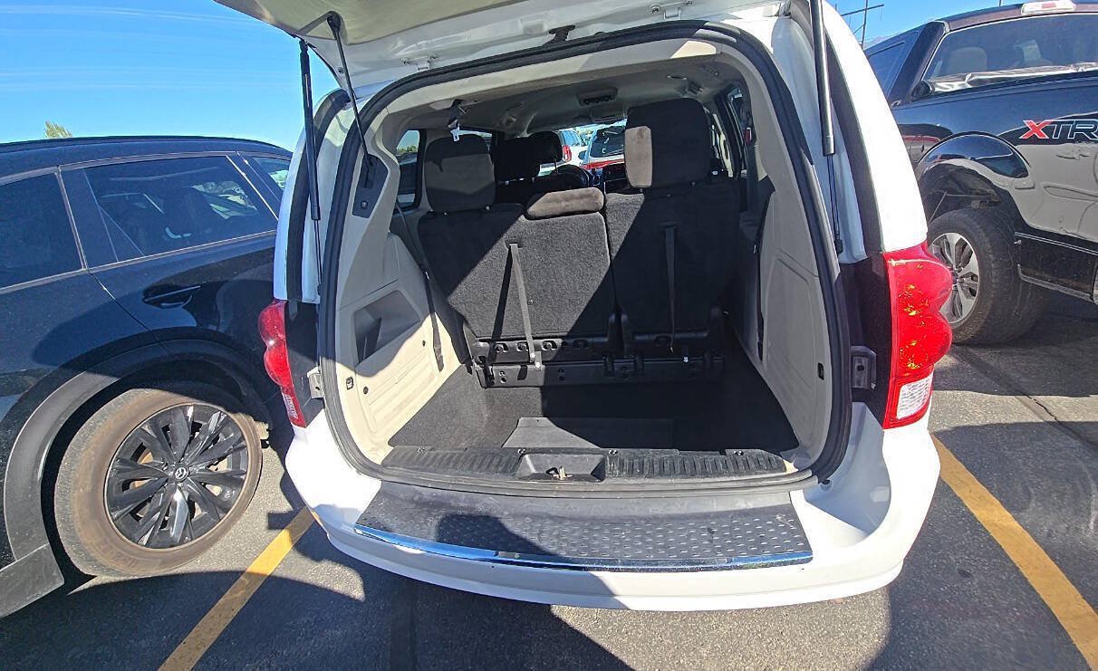 Used 2016 Dodge Grand Caravan SXT FWD image 12