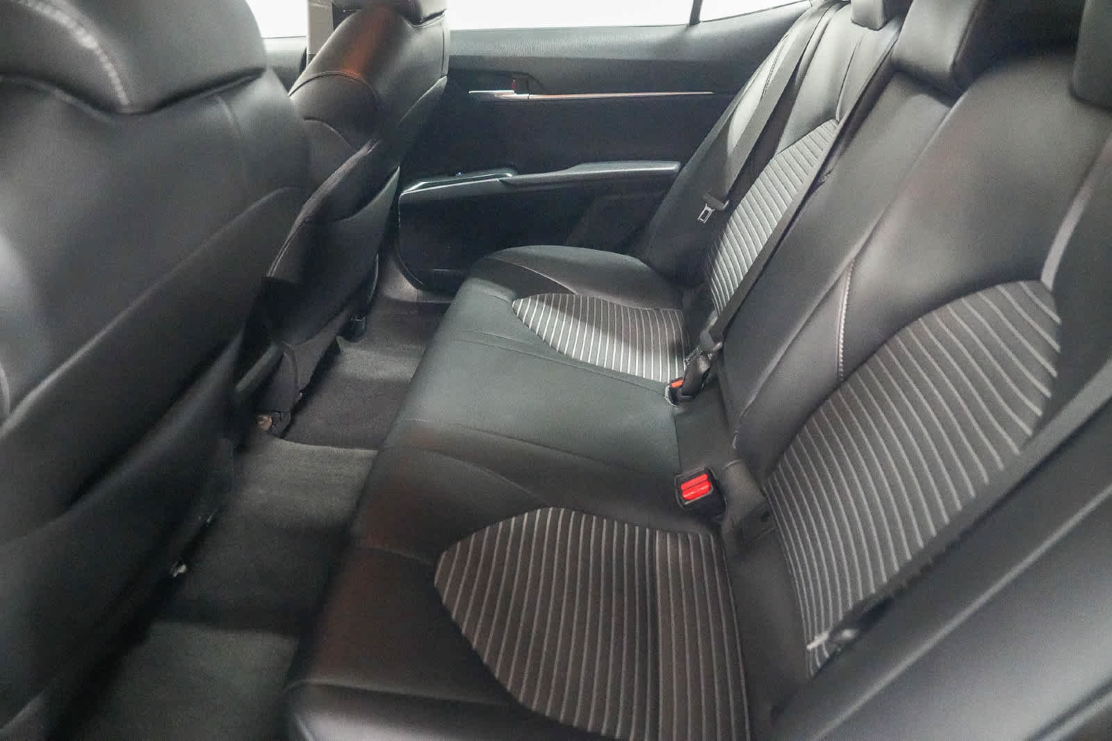 Used 2019 Toyota Camry SE w/ Carpet Mat Package FWD image 19