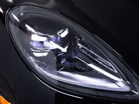 Certified 2025 Porsche Macan image 33