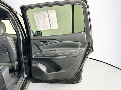 Used 2025 Chevrolet Traverse LT image 32