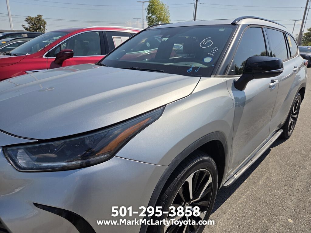 Used 2021 Toyota Highlander XSE FWD image 10