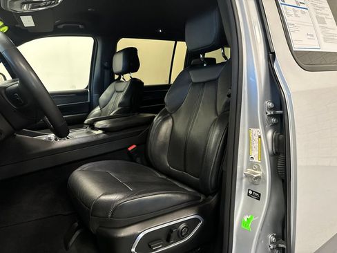 Used 2024 Jeep Wagoneer L Series II w/ Flexible Seating Group AWD/4WD image 8