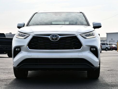 Used 2024 Toyota Highlander Limited FWD image 2