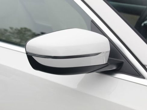 Used 2025 BMW 330i xDrive Sedan w/ M Sport Package image 11