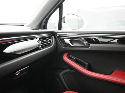 Used 2025 Porsche Macan AWD/4WD image 10