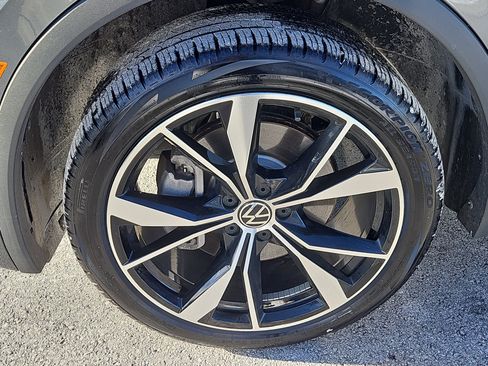 Certified 2022 Volkswagen Tiguan SEL R-Line image 4