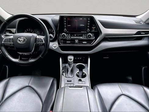 Used 2021 Toyota Highlander XLE AWD/4WD image 8