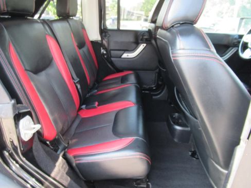 Used 2016 Jeep Wrangler Unlimited Rubicon AWD/4WD image 30