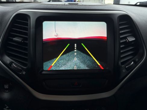 Used 2018 Jeep Cherokee Latitude Plus w/ Cold Weather Group image 14