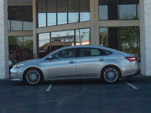 Used 2016 Toyota Avalon Limited w/ Toyota Safety Sense Package FWD image 5