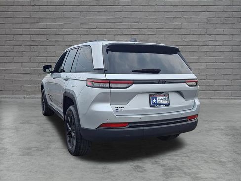 Used 2024 Jeep Grand Cherokee Altitude AWD/4WD image 9