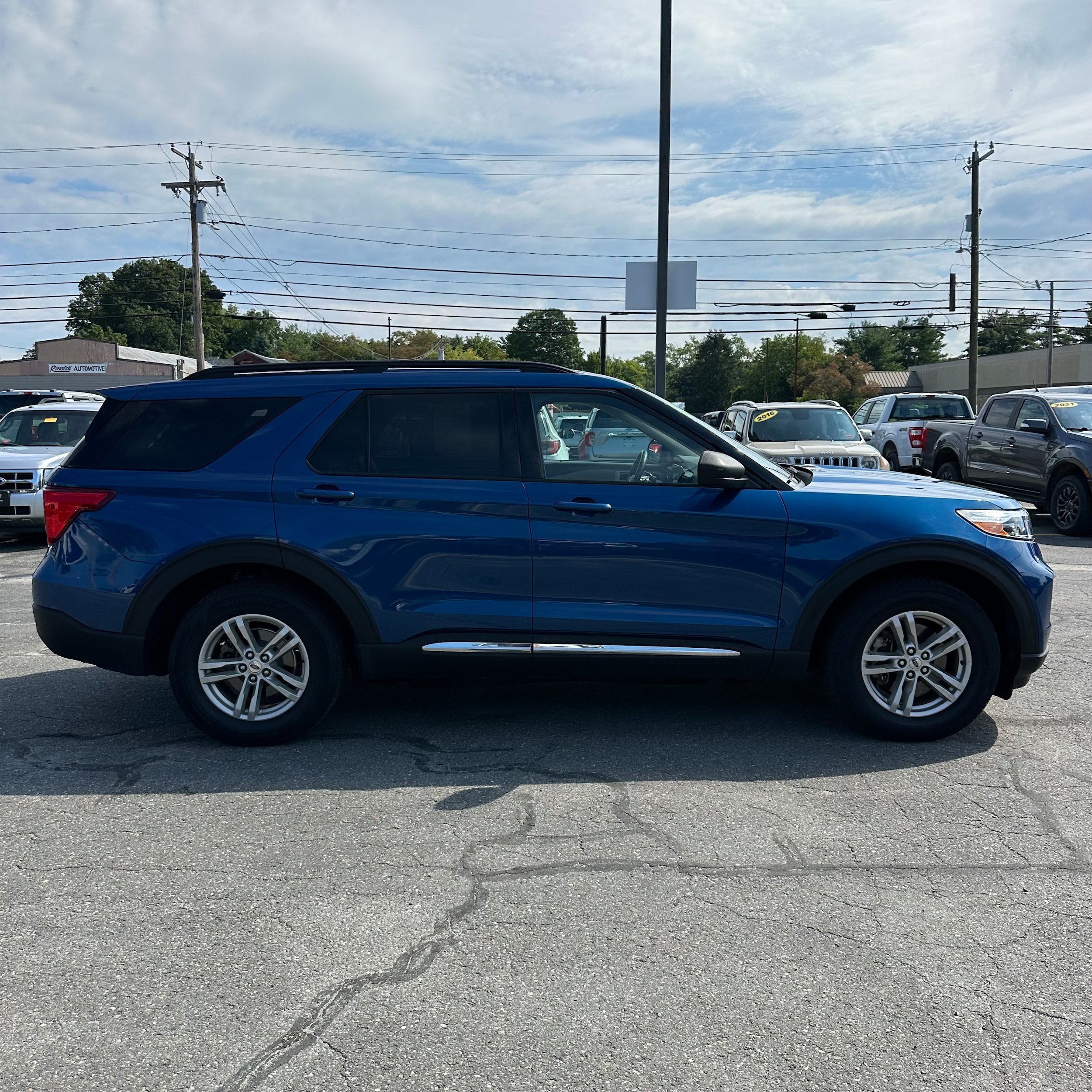 Used 2020 Ford Explorer XLT w/ Equipment Group 202A AWD/4WD image 2
