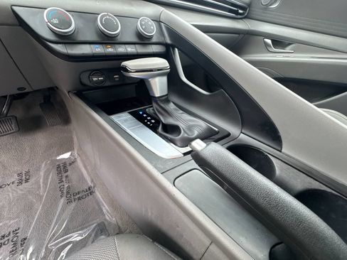 Used 2024 Hyundai Elantra SE FWD image 30