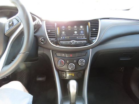 Used 2018 Chevrolet Trax LT w/ LT Convenience Package FWD image 25