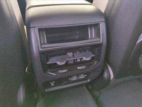 Used 2022 Jeep Grand Cherokee Laredo w/ Luxury Tech Group I AWD/4WD image 16
