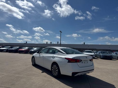 Certified 2024 Nissan Altima 2.5 SV FWD image 15