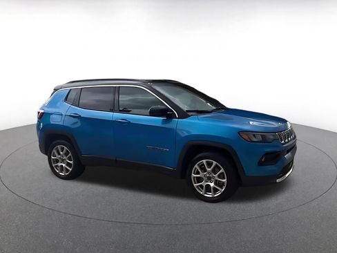 Used 2025 Jeep Compass Limited AWD/4WD image 2