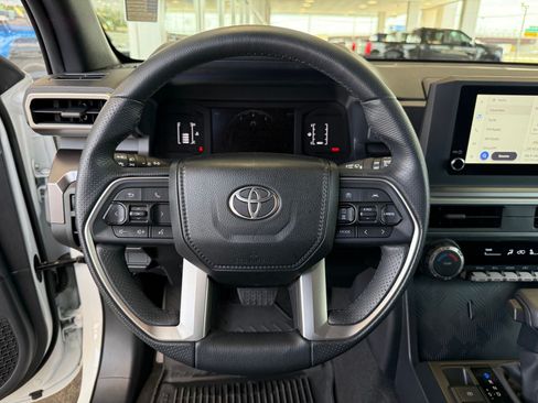Used 2025 Toyota 4Runner SR5 AWD/4WD image 11