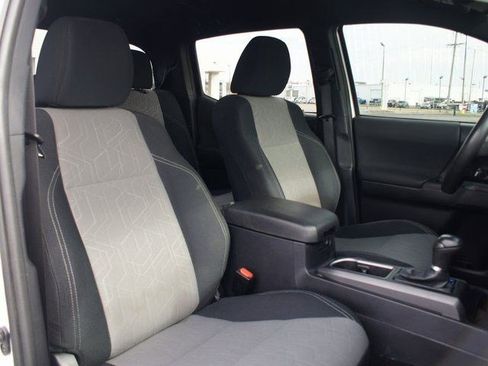 Used 2020 Toyota Tacoma TRD Sport w/ Technology Package image 19