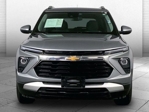 Used 2025 Chevrolet TrailBlazer LT AWD/4WD image 2