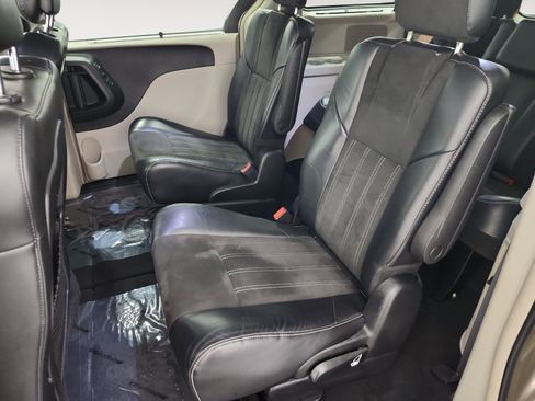 Used 2014 Chrysler Town & Country Touring-L FWD image 13