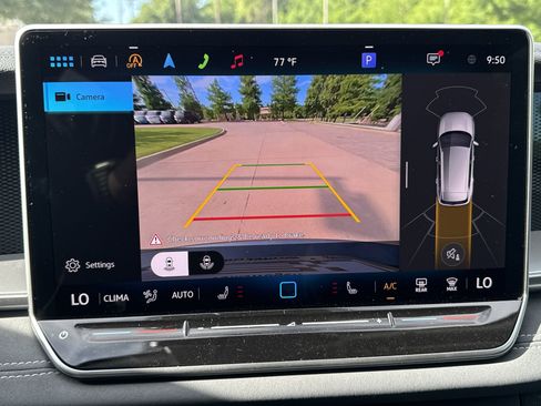 Used 2025 Volkswagen Tiguan SE image 13