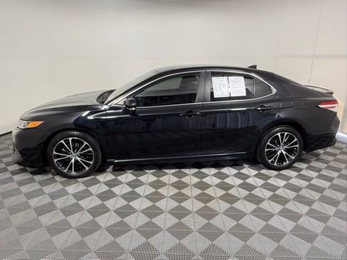 Used 2020 Toyota Camry SE w/ Convenience Package image 3