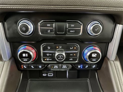 Used 2021 GMC Yukon SLT w/ SLT Premium Package image 18