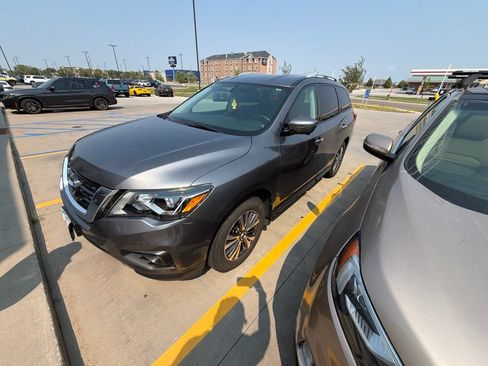Used 2017 Nissan Pathfinder SL AWD/4WD image 5