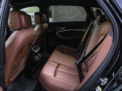 Used 2022 Audi e-tron Premium w/ Convenience Plus Package image 17