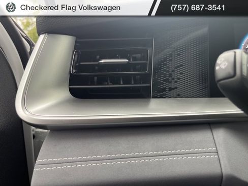 New 2025 Volkswagen Tiguan SE image 32