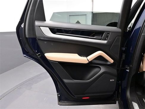 Used 2025 Porsche Cayenne E-Hybrid image 13