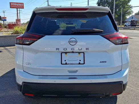 Certified 2025 Nissan Rogue SV image 5