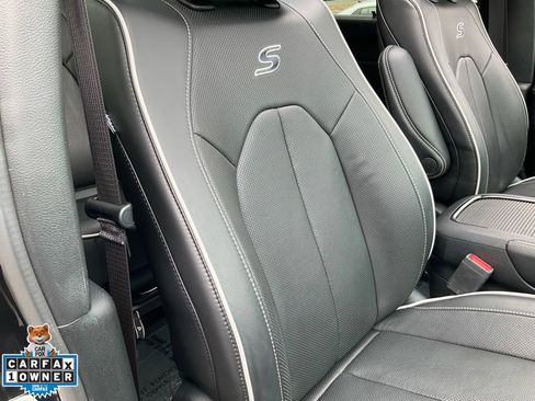 Used 2023 Chrysler Pacifica Limited w/ Uconnect Theater Family Group FWD image 71