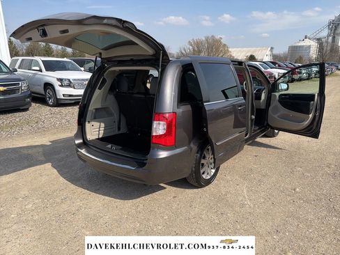 Used 2015 Chrysler Town & Country Touring image 29
