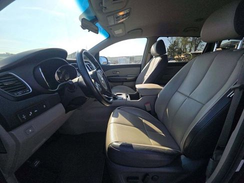 Used 2018 Kia Sedona LX w/ LX Essentials Premium Package image 5